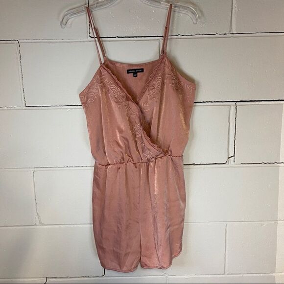 Kendall and Kylie rose colored romper - Picture 2 of 5